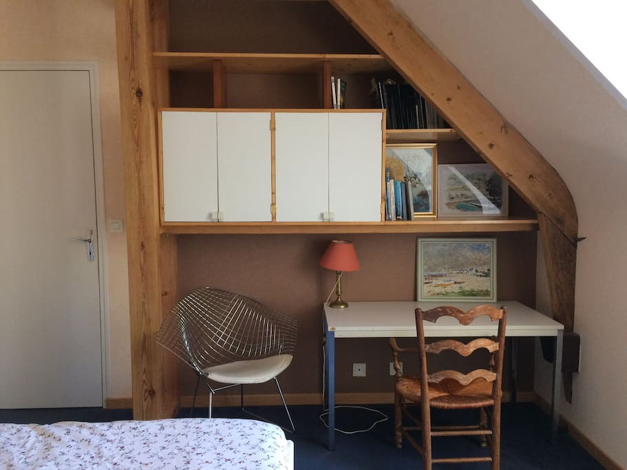 petit bureau dans la chambre située à l'étage de la maison