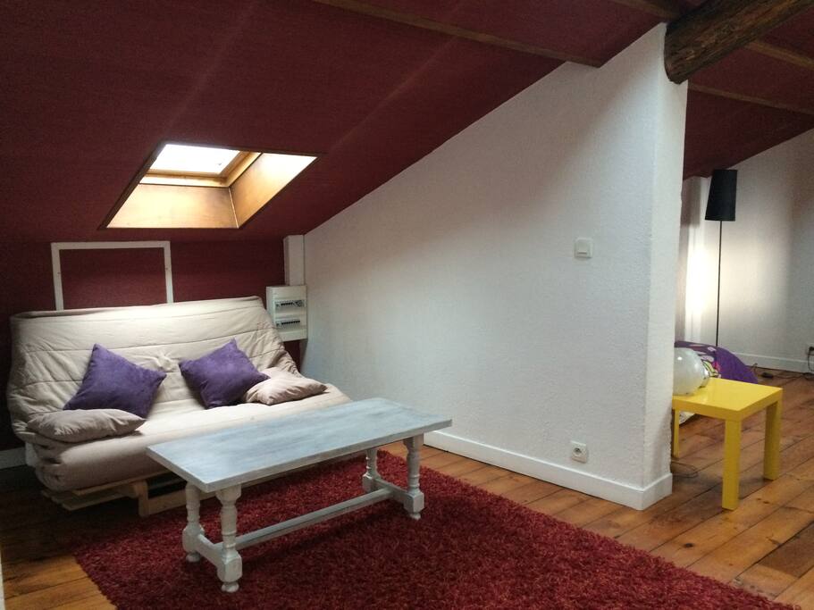 Coin salon avec canapé-lit (140 cm)
