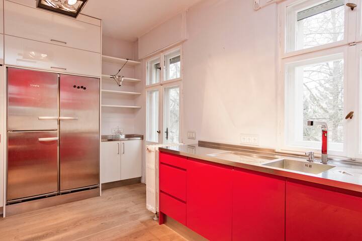 Stunning Architect’s Apartment centrally located gallery image 5