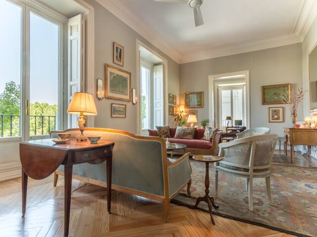 Elegant coorporate apart. with views of the palace gallery image 3