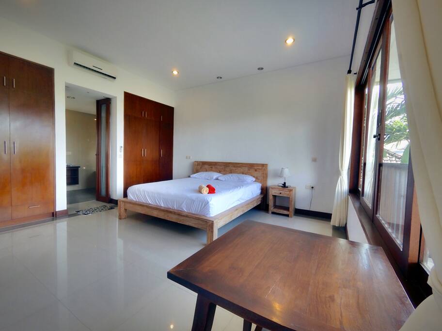Room Above the Pool 泳池上面房间
