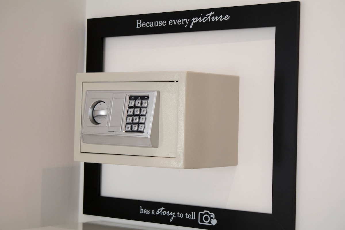 Bezpečne/v bezpečí/v bezpečí