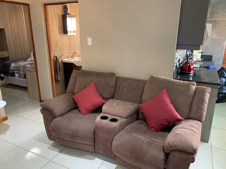 Cheerful Luxury 2 Bedroom Garden Cottage - Kempton Park