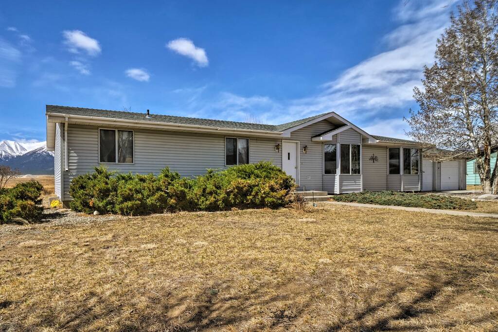 ‘Mountain Meadows Lodge’ features 3 bedrooms, 2 bathrooms and space for 8.