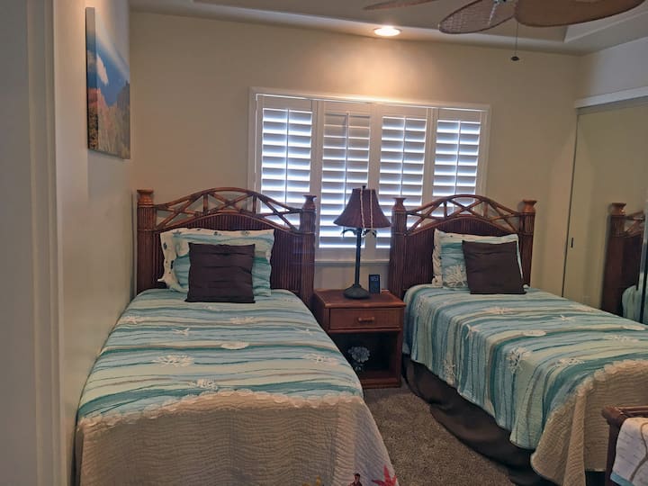 Izba pre hostí s dvoma oddelenými posteľami