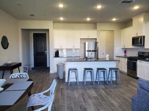 The Primrose Townhome, Modern and Fully Equipped