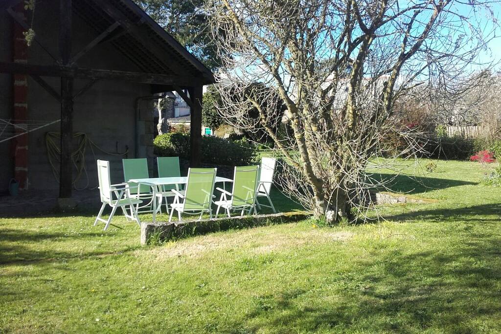 salon de jardin près du préau