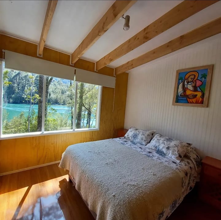 Double bedroom overlooking the river 