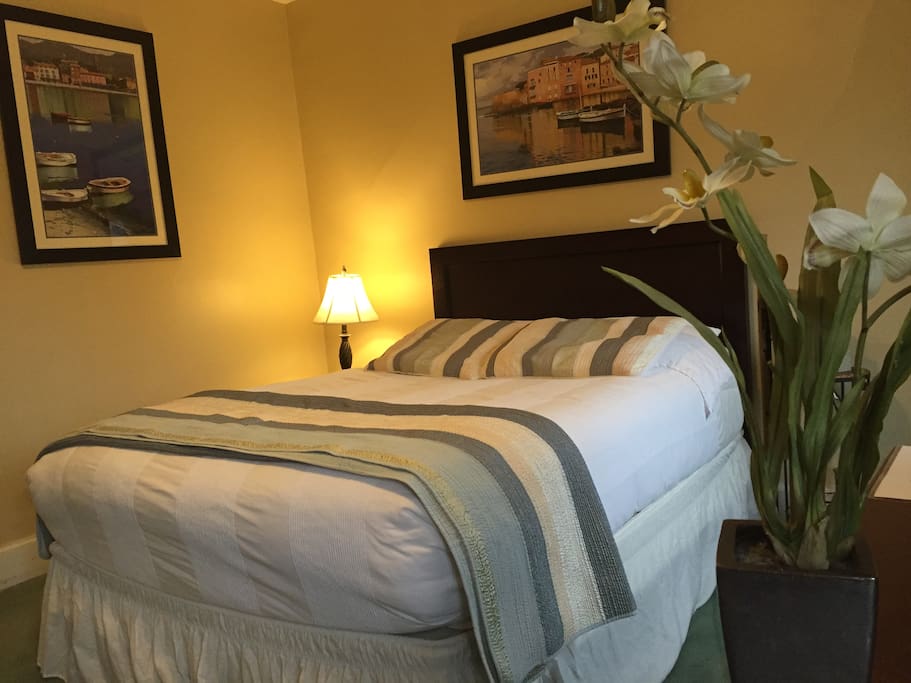 (Suite K) Bedroom with Queen bed