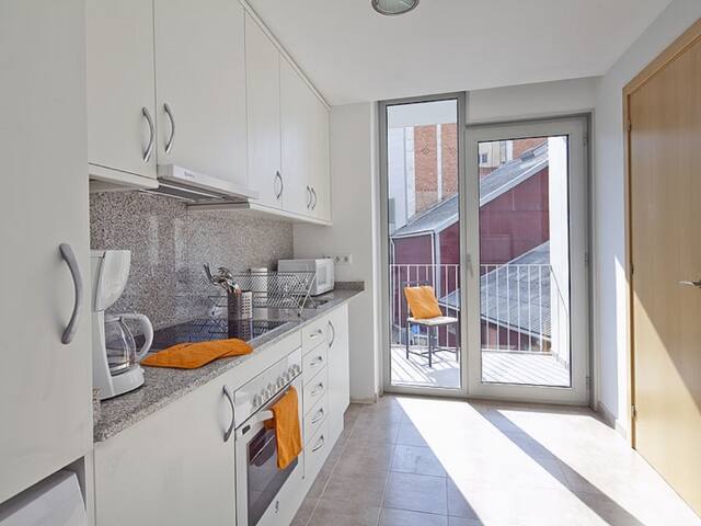 ch2x3a Large GroupFlat Las Ramblas-Fira Barcelona gallery image 3