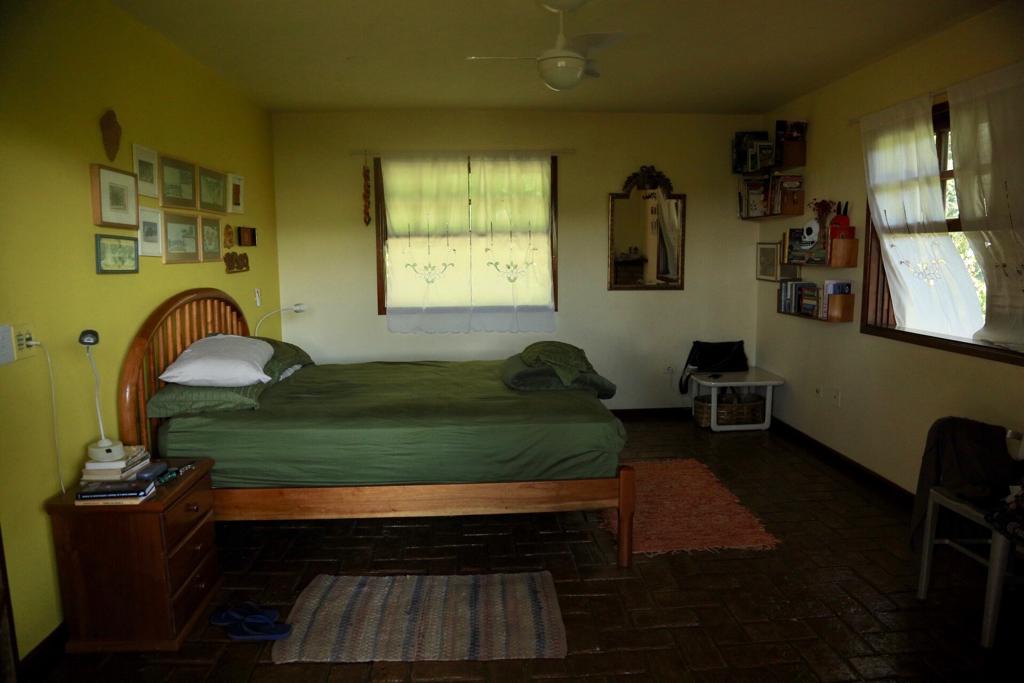 Suite doble, arriba, una cama doble y baño privado. Una terraza con vistas al aire libre.