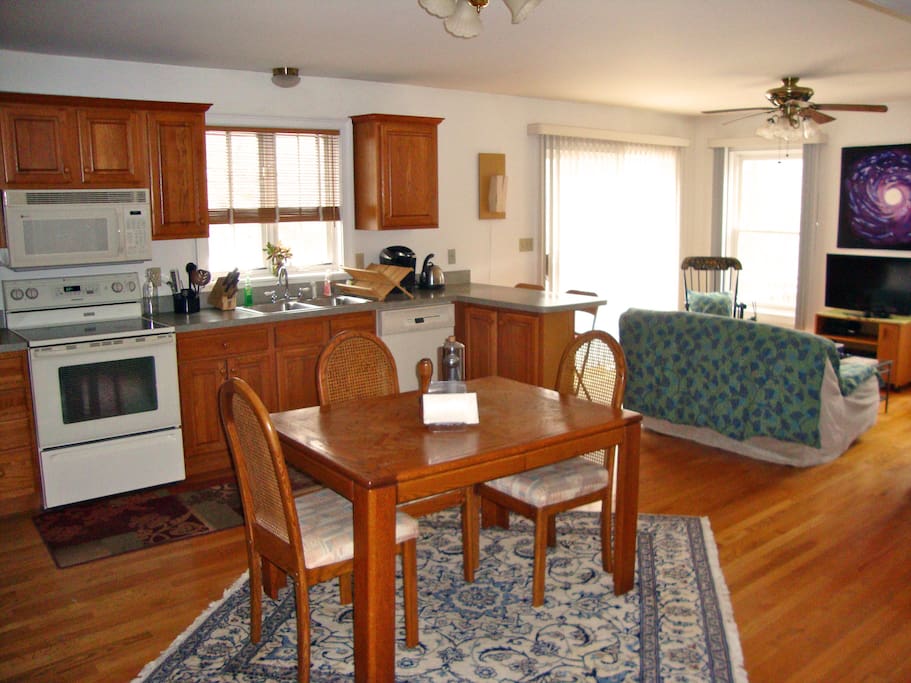 Bright, Cozy Apartment in Guilford Guest suites for Rent in Guilford