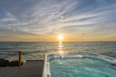 Hot tub on Beach, Super Fast Wi-Fi @ Anchor Shores