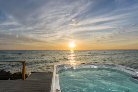 Hot tub on Beach, Super Fast Wi-Fi @ Anchor Shores