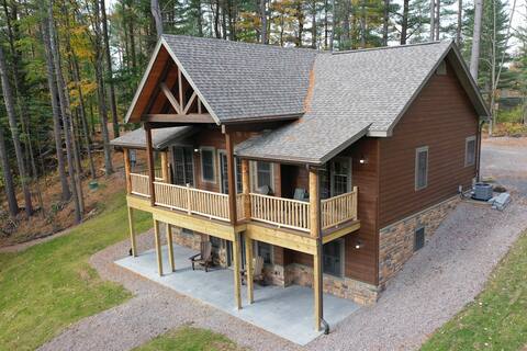 Spacious Riverfront Lodge on the Rapids