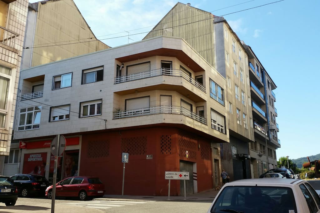 Segundo piso: terraza y dos ventanas a los lados
