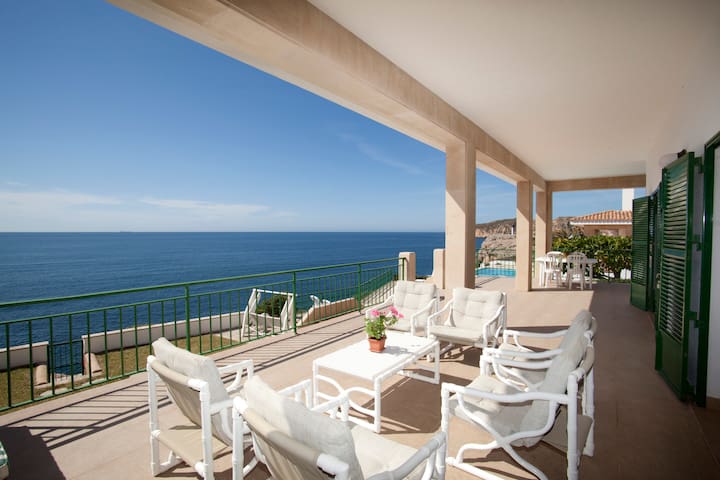 Awesome sea views with pool and WI FI Connexion