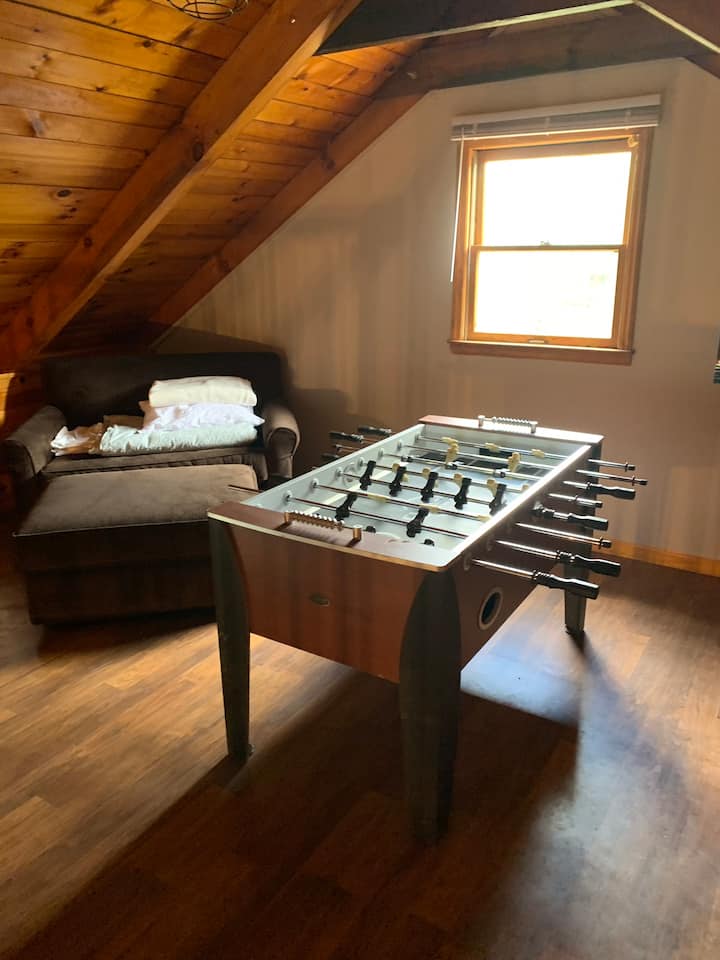 Roshani iliyo na meza ya mpira wa magongo na kitanda cha kulala cha watu wawili