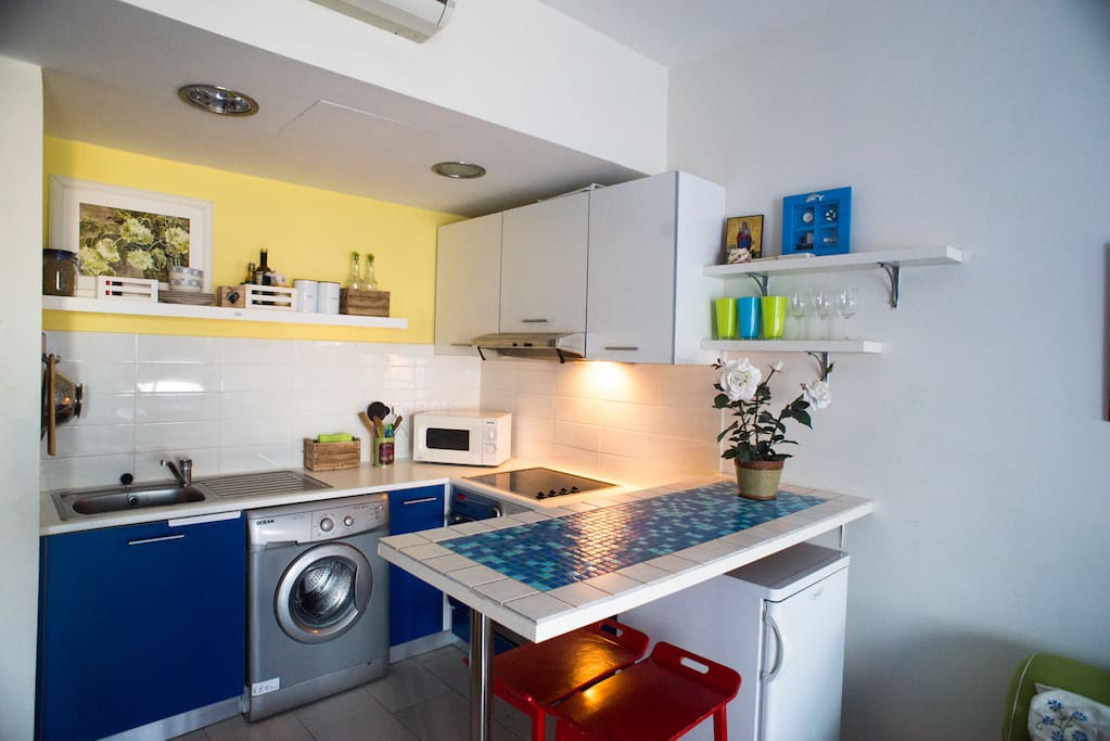 Kitchen with all appliances you need for a comfortable stay and a fancy breakfast bar