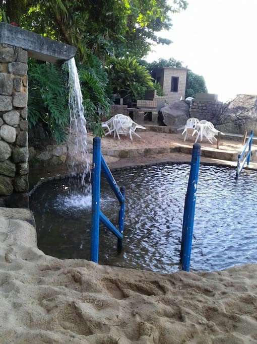 Piscina natural da praia com água da nascente