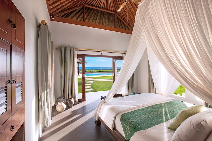 חדר שינה עם נוף לים ולבריכה