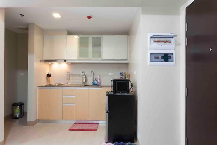 Pool View In One Eastwood Ave. W/ Wi-fi+netflix - Quezon City