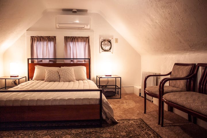 De derde verdieping komt uit op twee grote slaapkamers. De eerste beschikt over een queensize bed