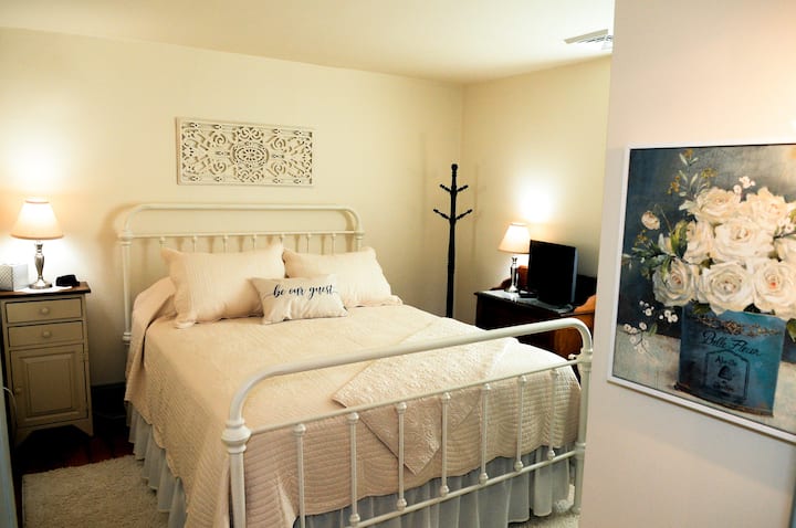 Დაისვენეთ დედოფლის საძინებელში.