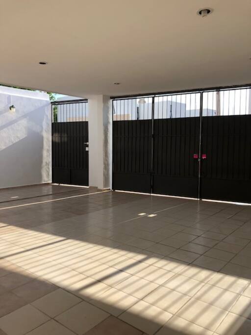 This is the entrance to the door and the parking area, here you can park two cars.
