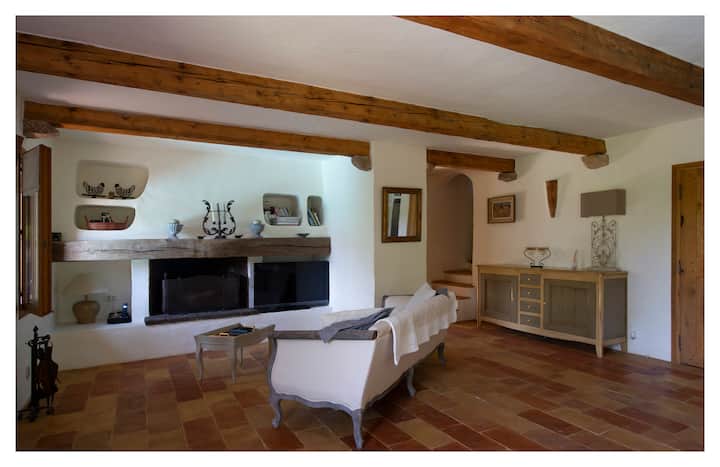 غرفة معيشة مع سلم داخلي للوصول إلى غرف النوم الثلاث.