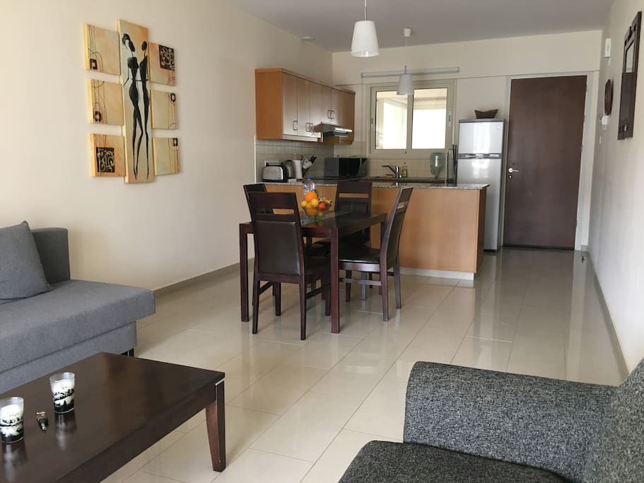 Das Apartment ist hell, freundlich und bietet ausreichend Platz auch für 4 Personen. - The apartment is bright, friendly and offers enough space for 4 people.