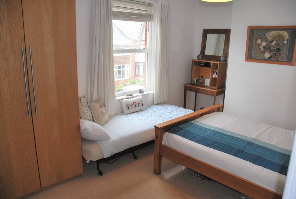 The extra single bed shown up here is removed when not required, and replaced with a armchair