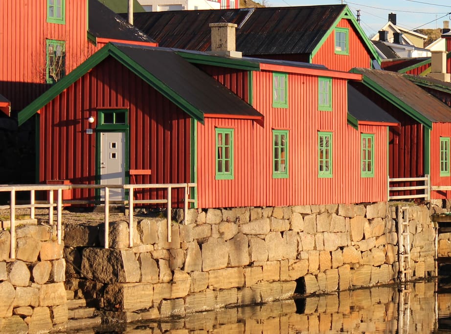 Burekka 19 har beliggenhet helt i vannkanten