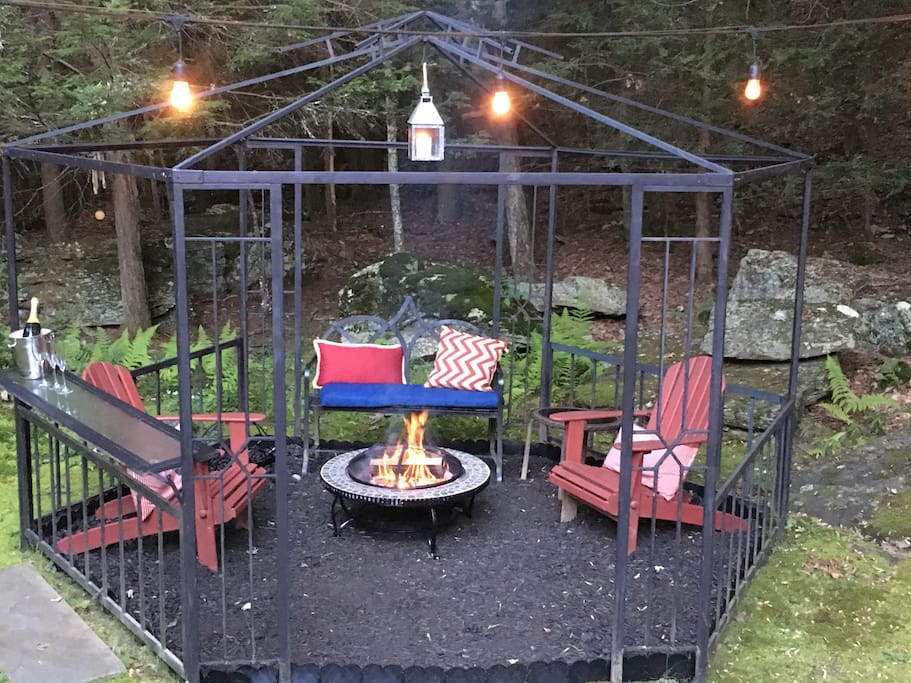 Outdoor fire pit