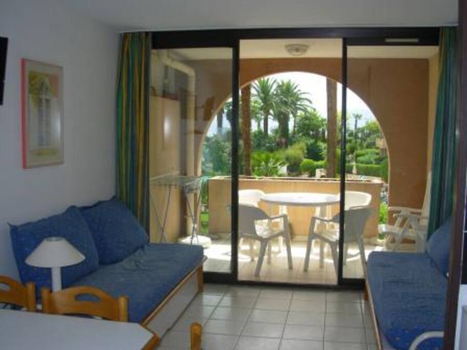 Séjour avec loggia donnant sur le jardin