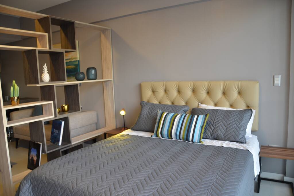 Cama Queen, colchón y ropa de cama de excelente calidad