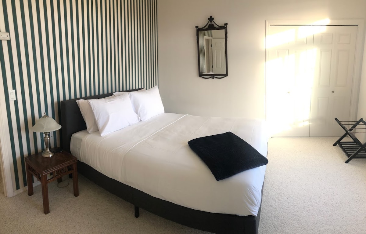 Queen Bedroom 