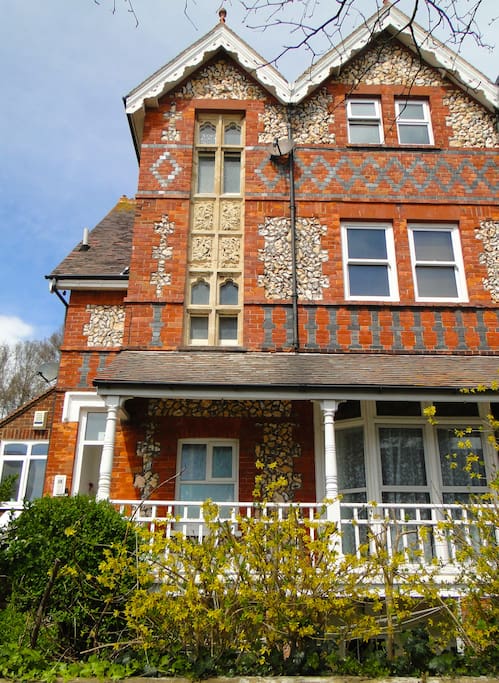 Front view - The flat and its balcony from the front
