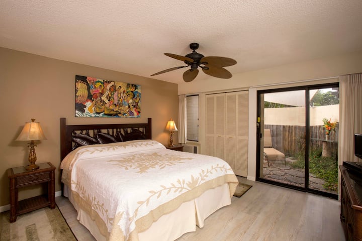 Le porche ensoleillé privé, le nouveau sol et la salle de bain attenante font de la chambre climatisée un reçu tranquille.