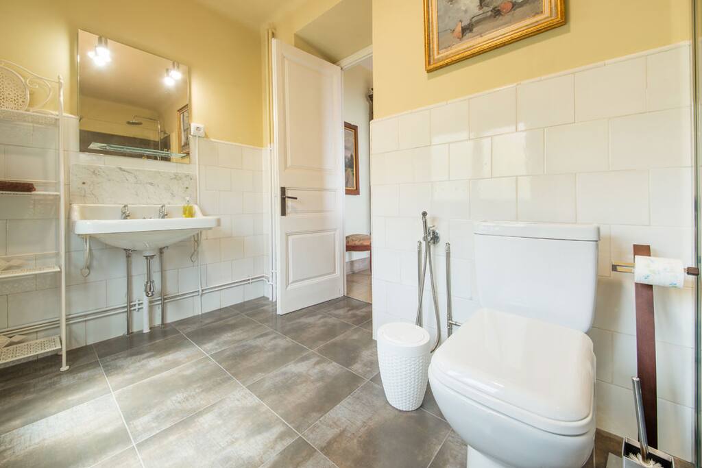 Baño con amplitud.