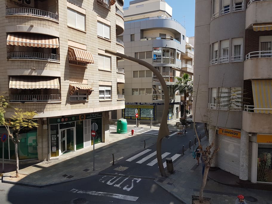 Vista desde el balcón a la calle principal.
