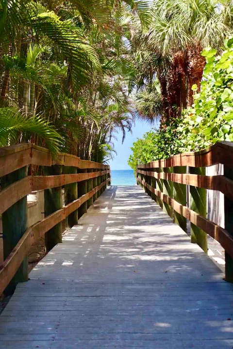 Quiet, Beachy Poolside Studio/1 Min Walk to Beach