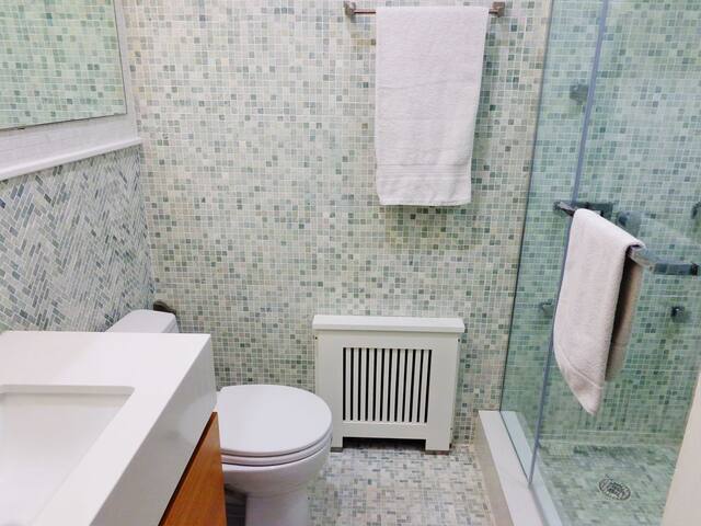 New 4BR, 2 Full Bath with Washer & Dryer gallery image 3