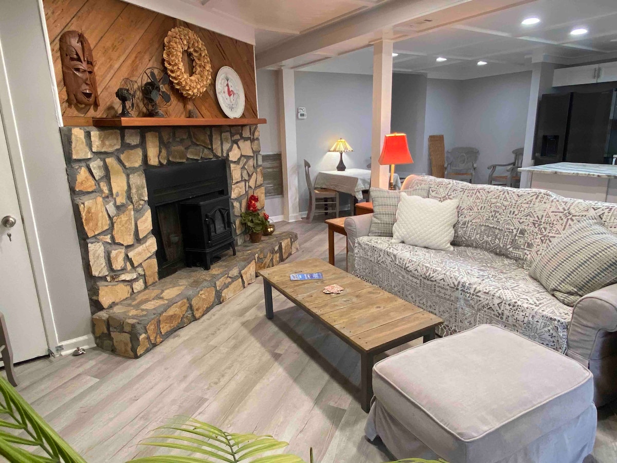 The Garden Loft • Pets • Lg Fenced Yard Guest suites for Rent in