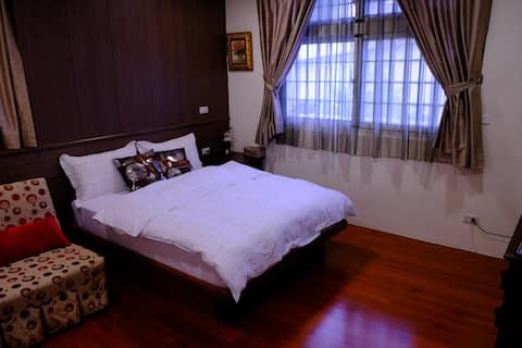 Master bedroom, close to mall