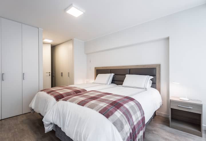 Habitación Twin,  vista del area de closets, el baño privado al fondo, y la puerta de ingreso, las dos habitaciones del departamento tienen total privacidad.