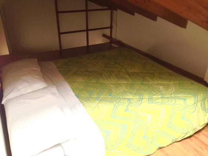 Açıq tağ sütunları olan loft tipli çarpayı (150–179 sm) 