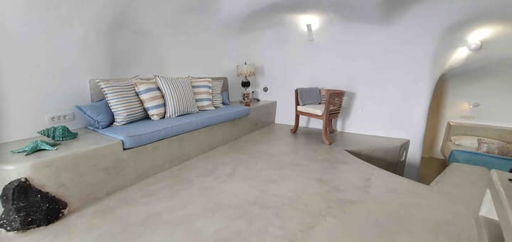 Rakomelo Cave - Santorini