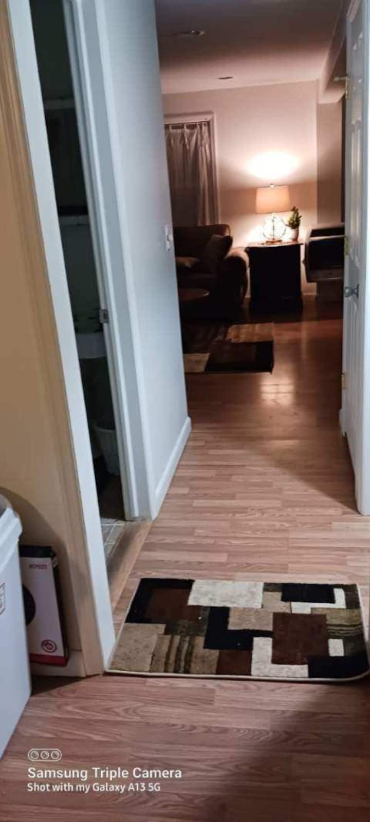 მისაღები ოთახის დათვალიერება სამზარეულოდან