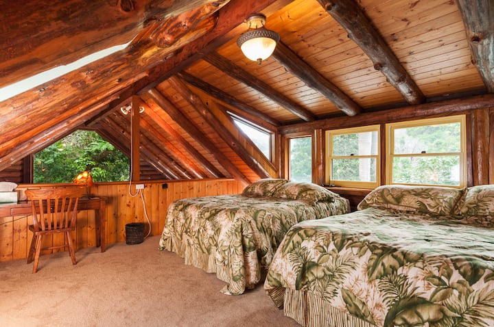 Two queen-size beds in loft, great views of the valley...awesome star watching!